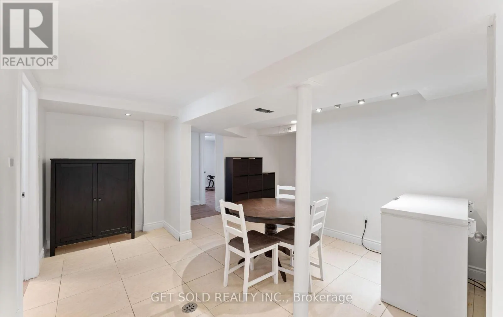 39 PAKENHAM DRIVE