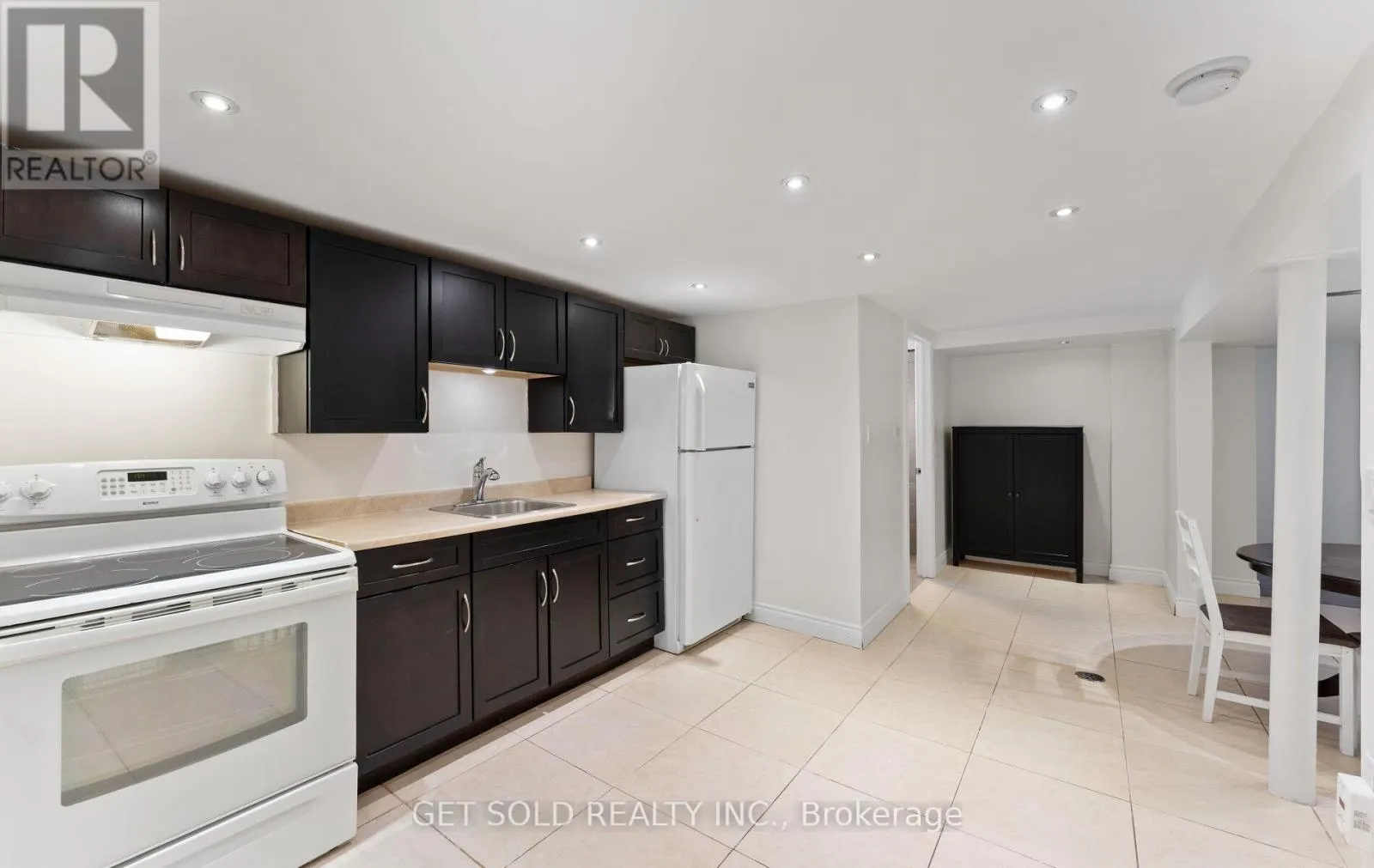 39 PAKENHAM DRIVE