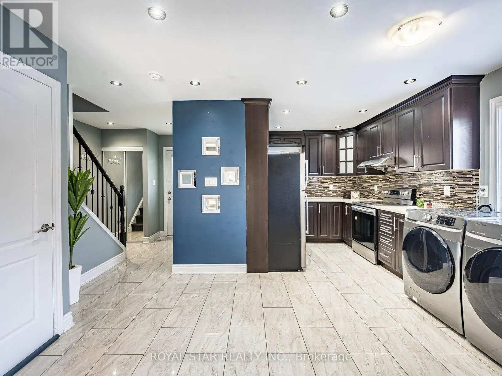 1 GOLD FINCH COURT