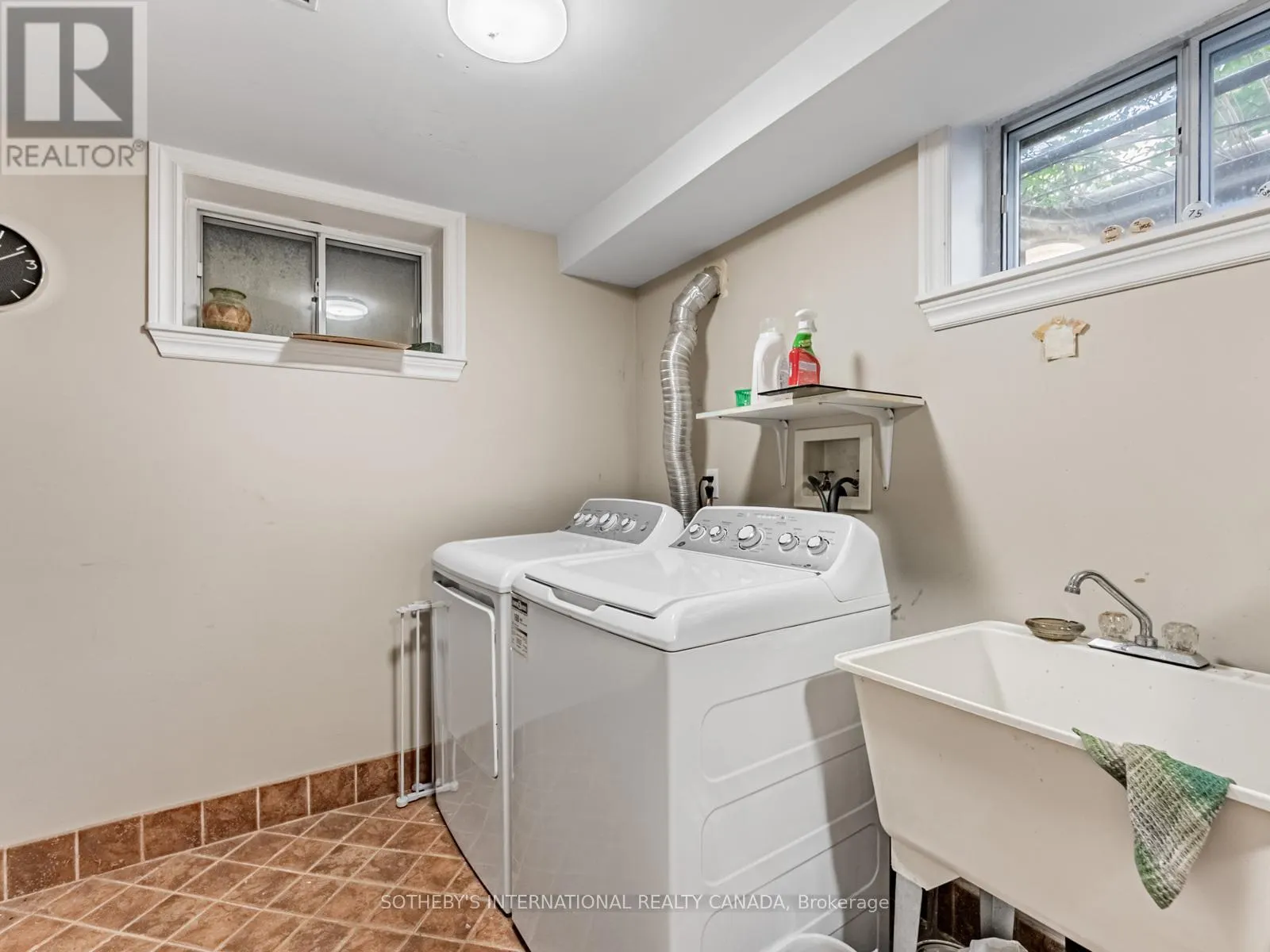 1218 LAKEBREEZE DRIVE