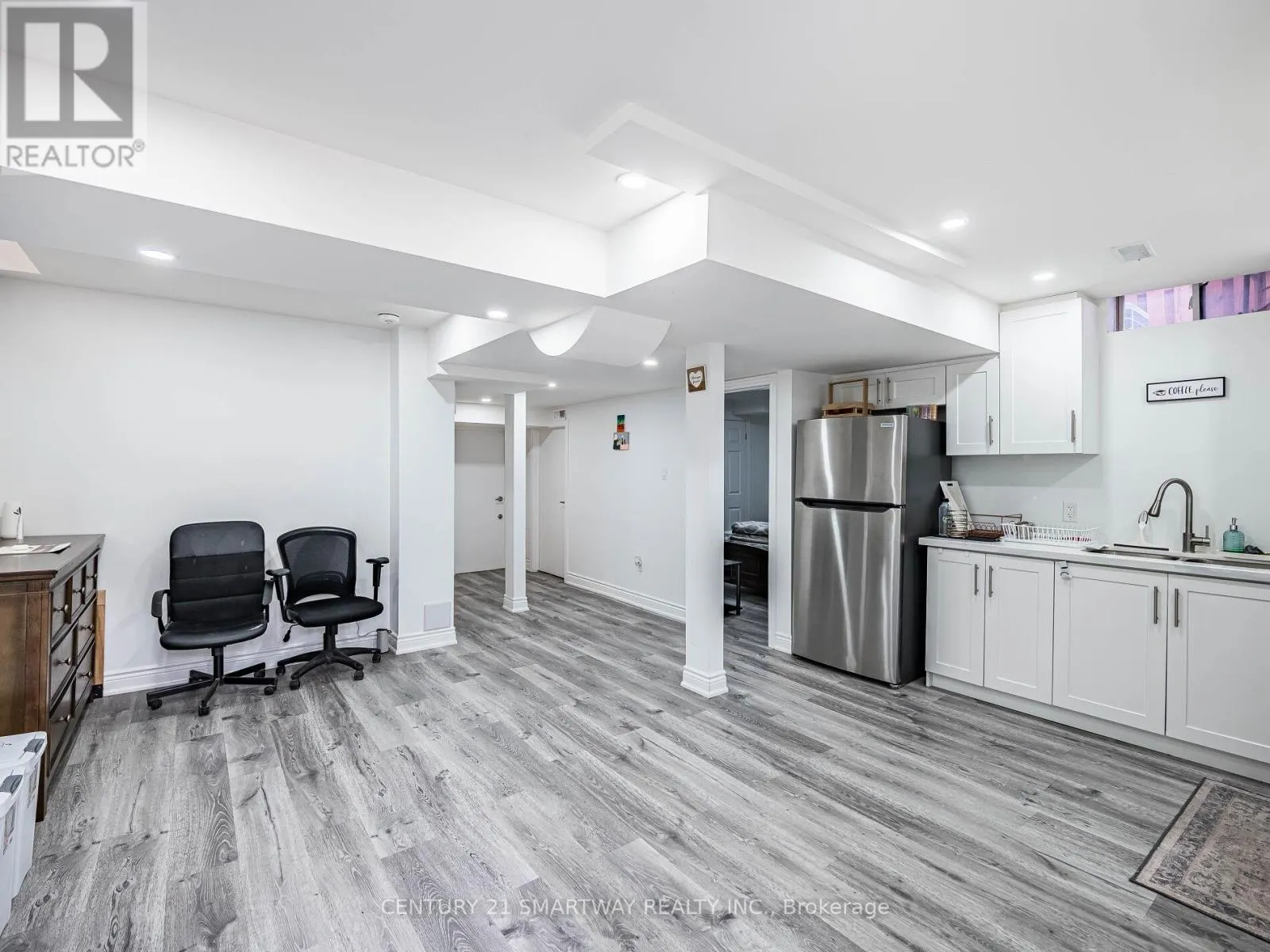 124 PORCHLIGHT ROAD