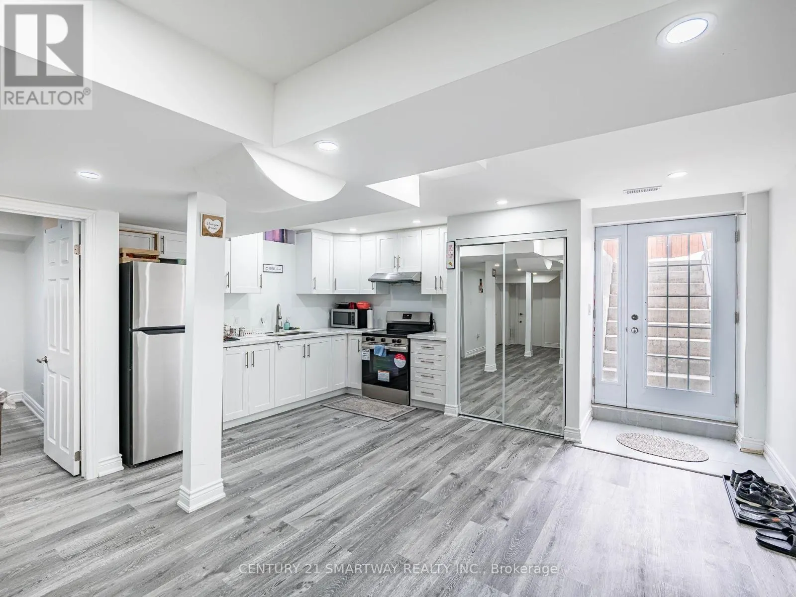 124 PORCHLIGHT ROAD