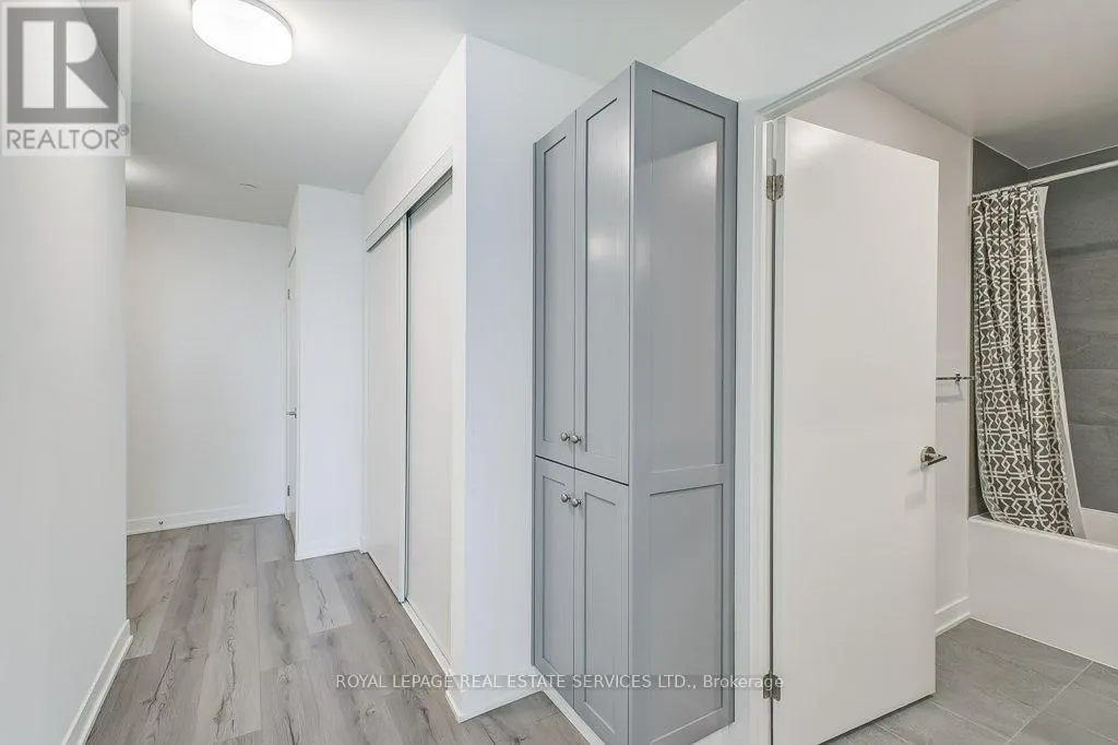 408 - 405 DUNDAS STREET W