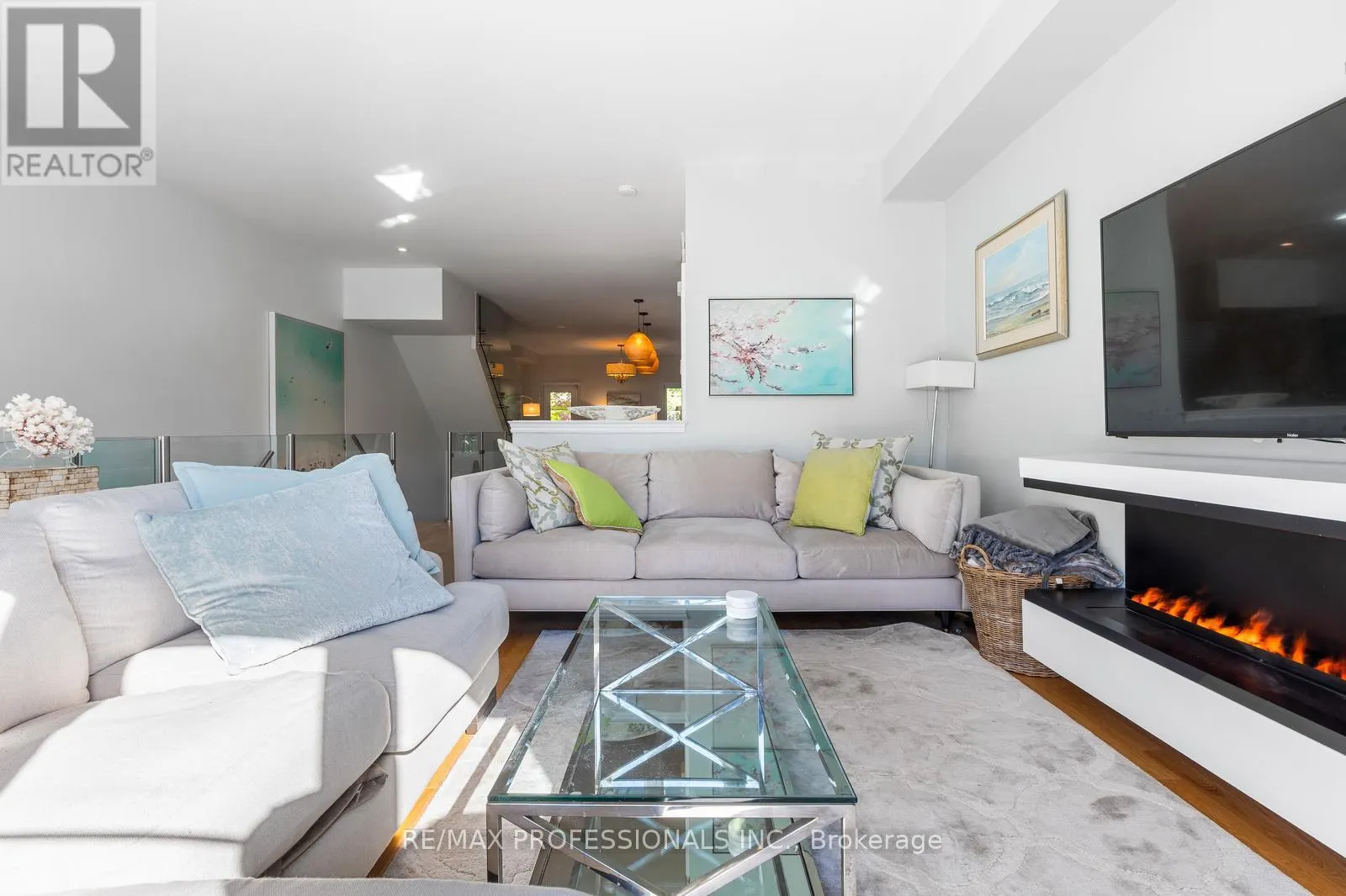 16 DRYDEN WAY
