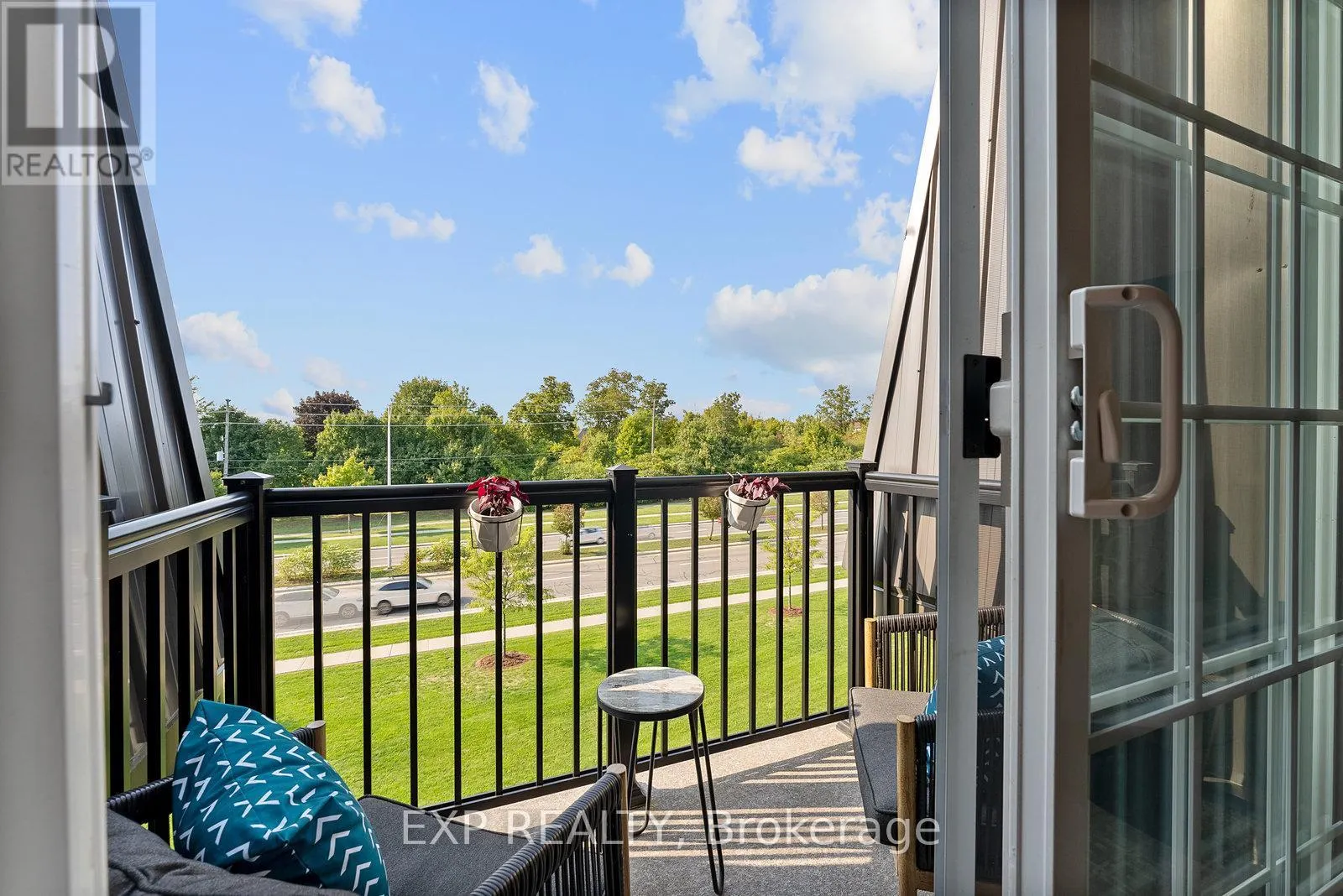 325 - 2300 UPPER MIDDLE ROAD W