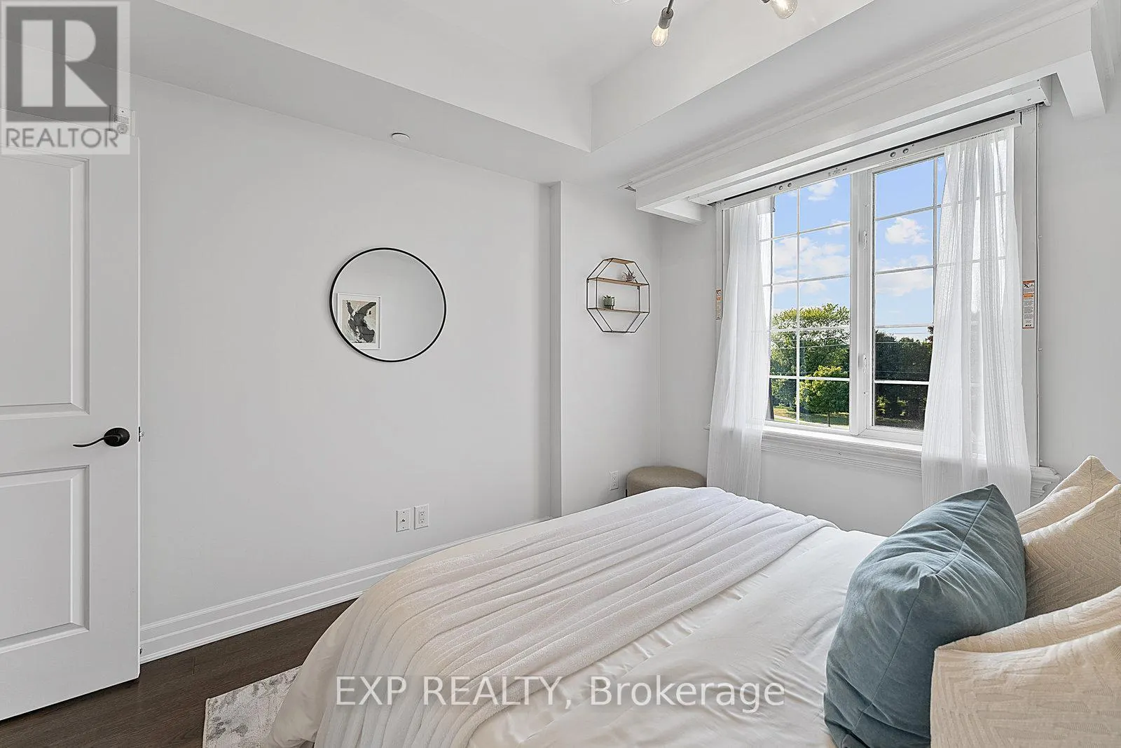 325 - 2300 UPPER MIDDLE ROAD W