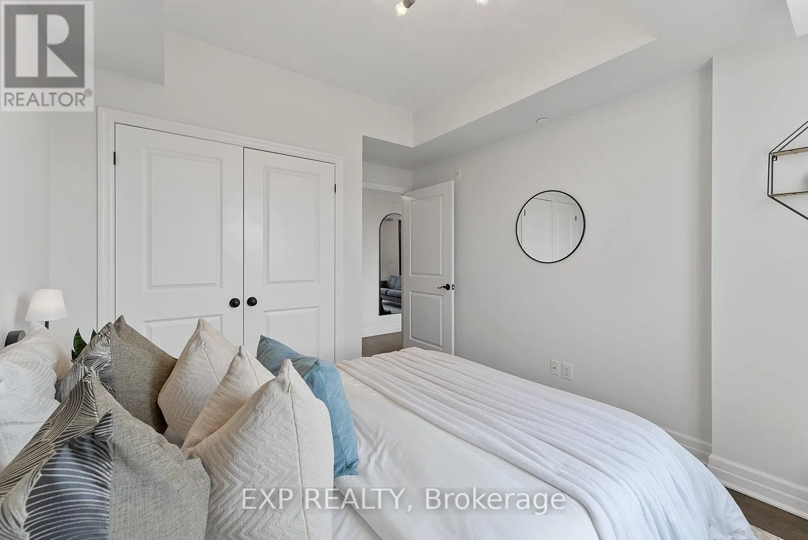 325 - 2300 UPPER MIDDLE ROAD W
