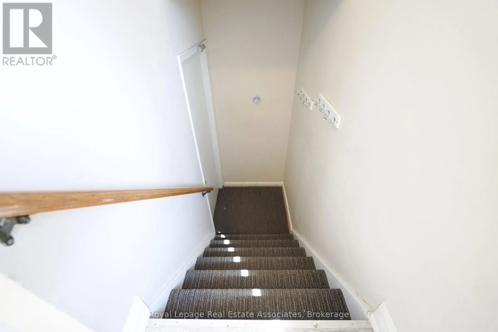 UPPER - 11 MISSISSAUGA ROAD N