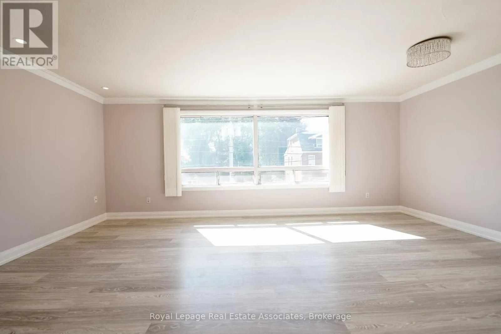 UPPER - 11 MISSISSAUGA ROAD N