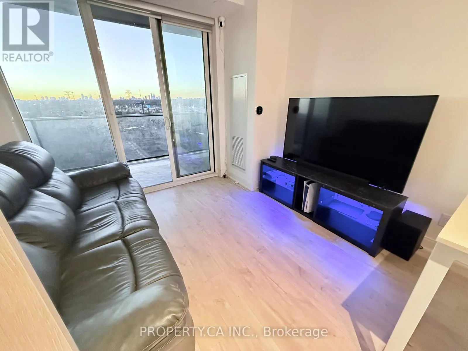 1110 - 70 ANNIE CRAIG DRIVE