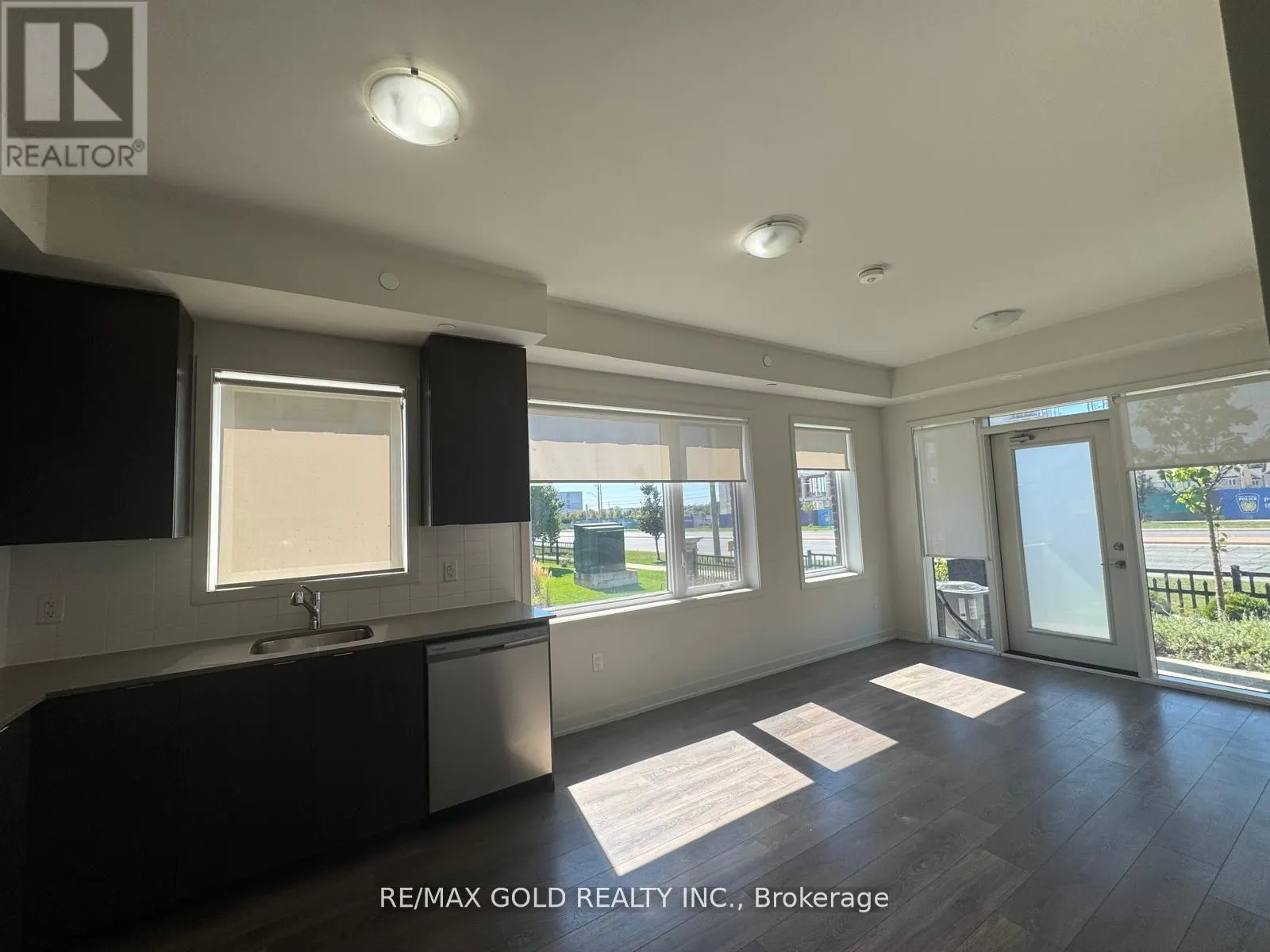 105 - 58 SKY HARBOUR DRIVE