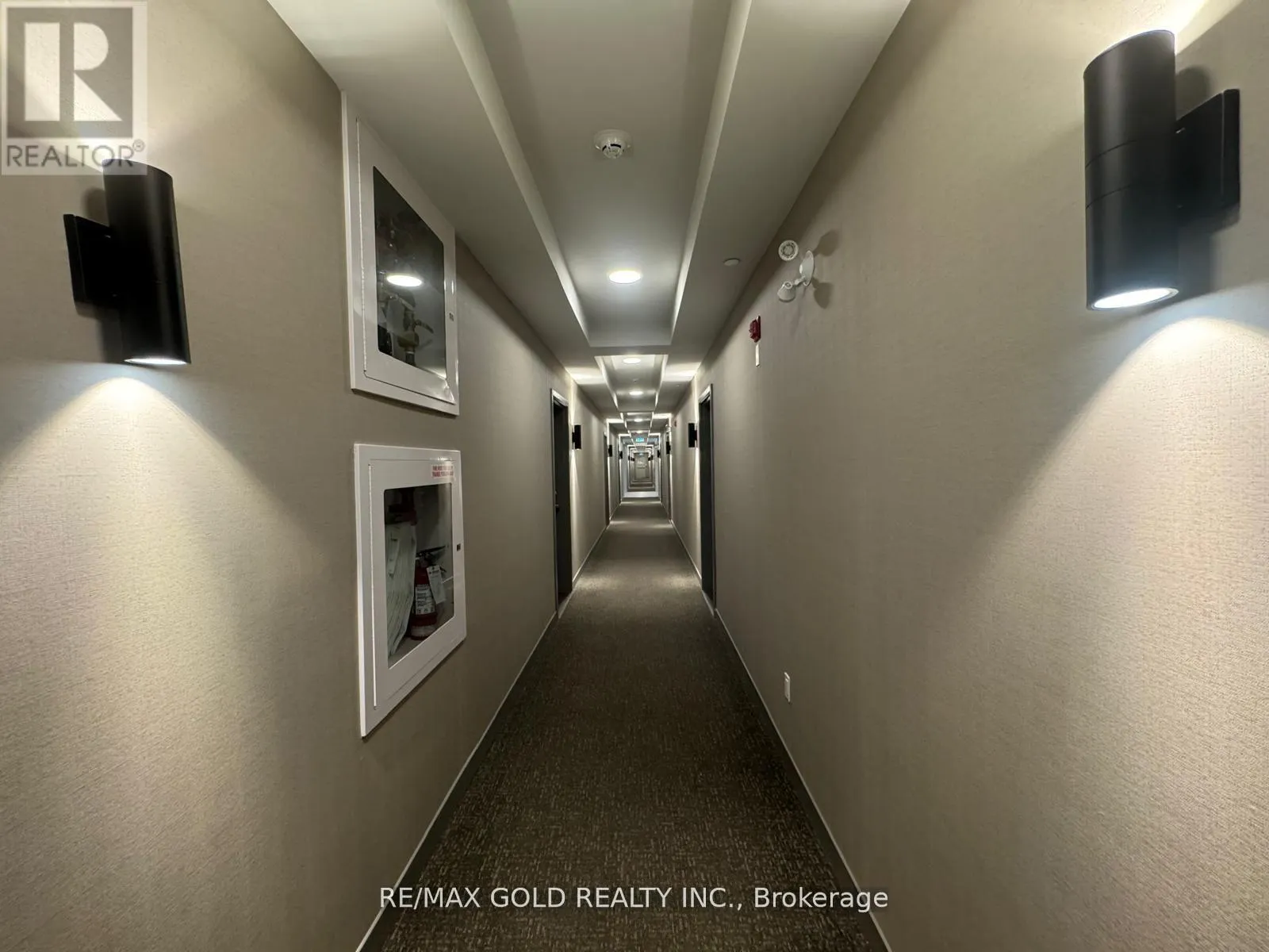 105 - 58 SKY HARBOUR DRIVE