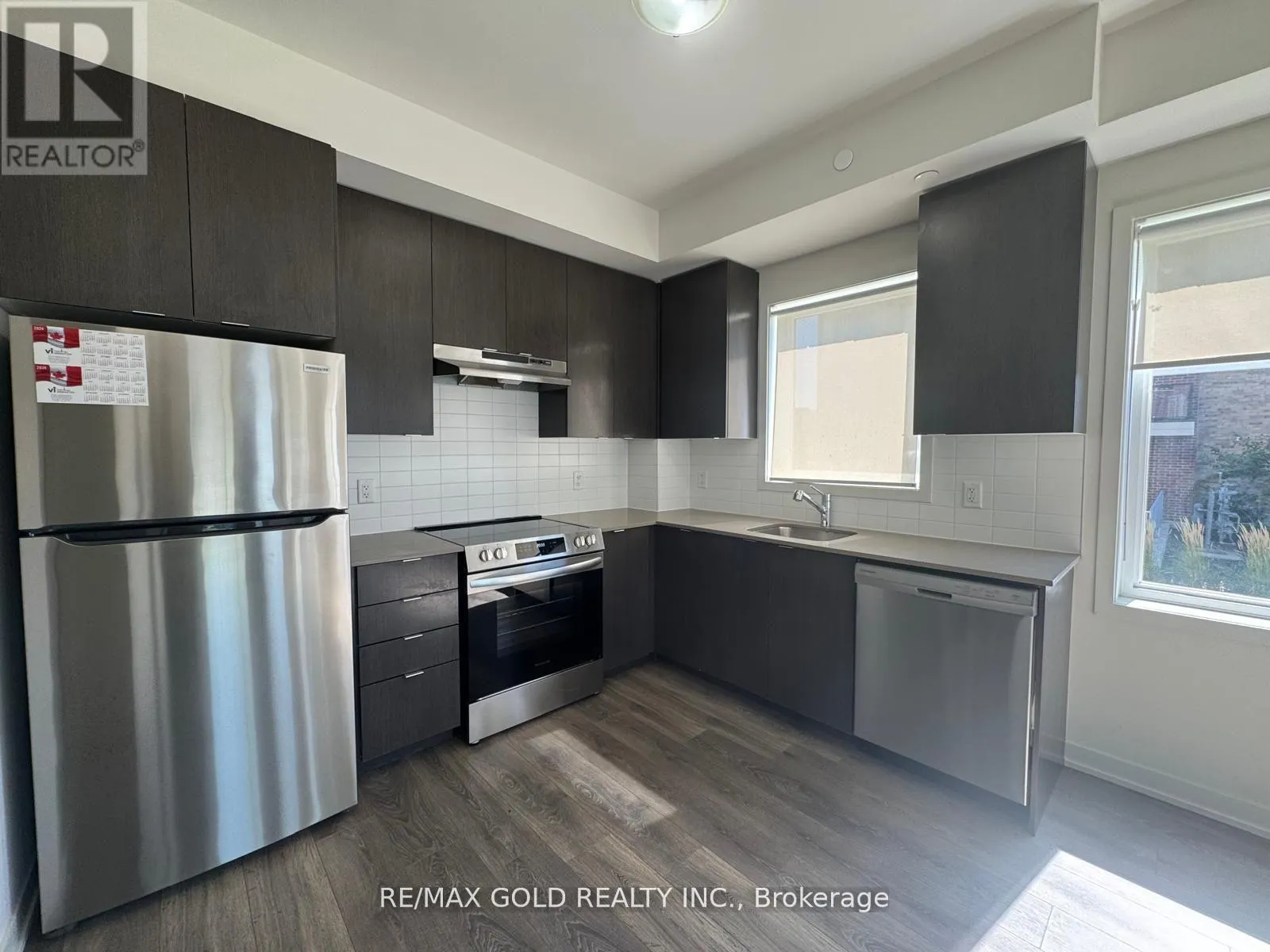 105 - 58 SKY HARBOUR DRIVE