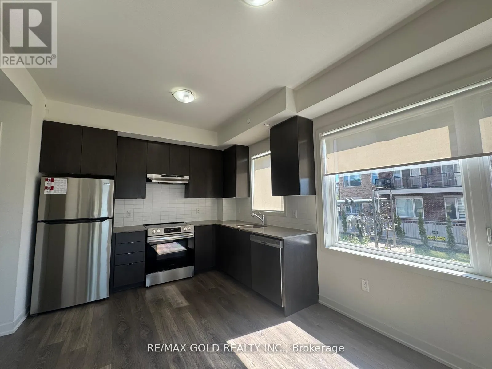 105 - 58 SKY HARBOUR DRIVE