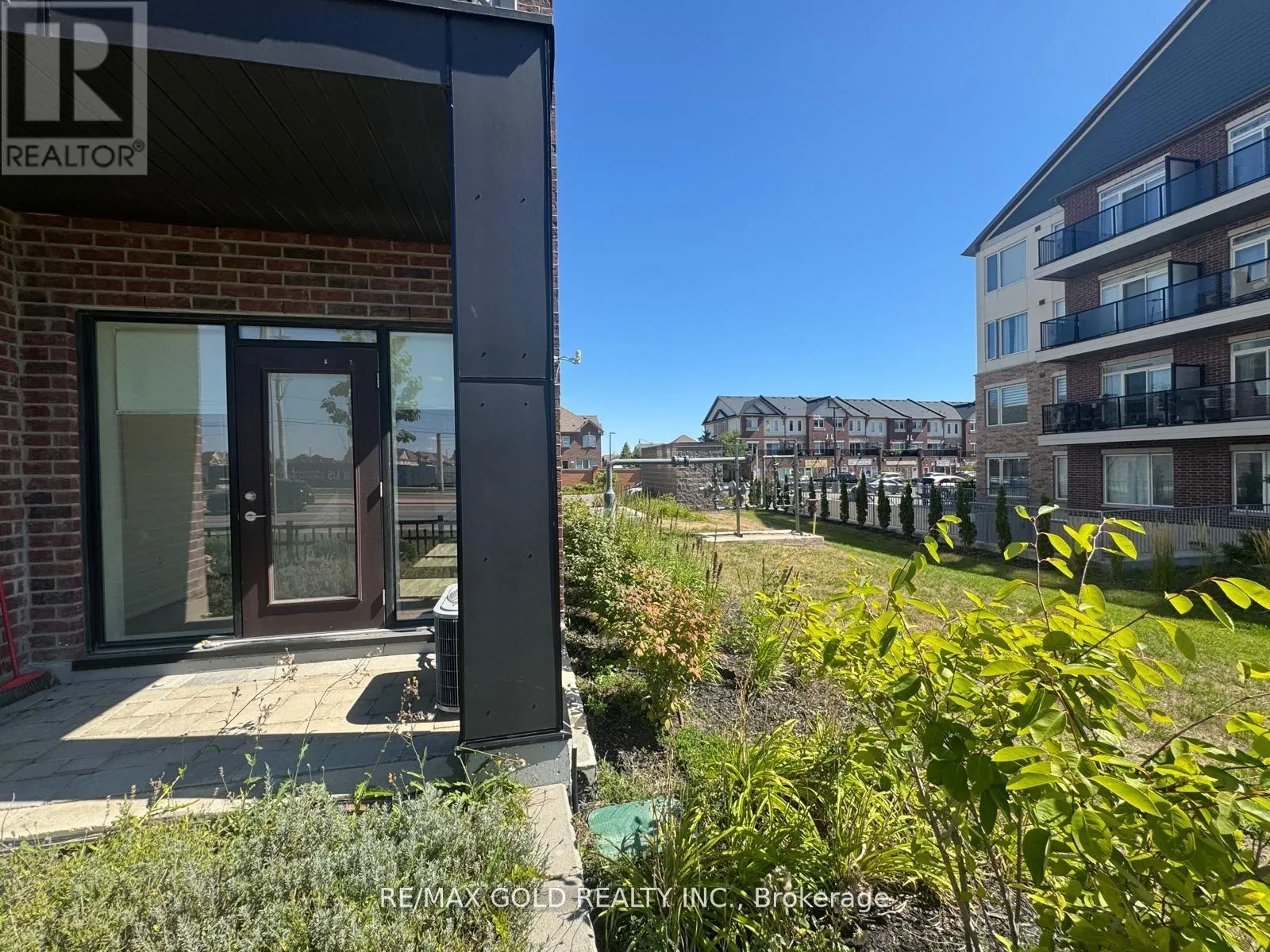 105 - 58 SKY HARBOUR DRIVE