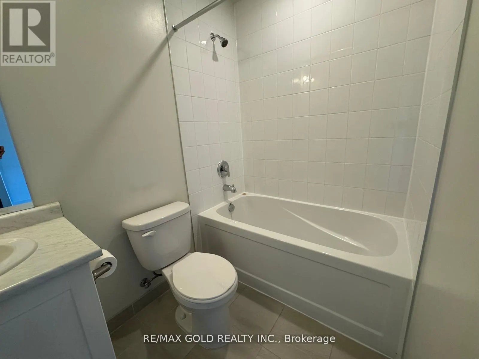 105 - 58 SKY HARBOUR DRIVE