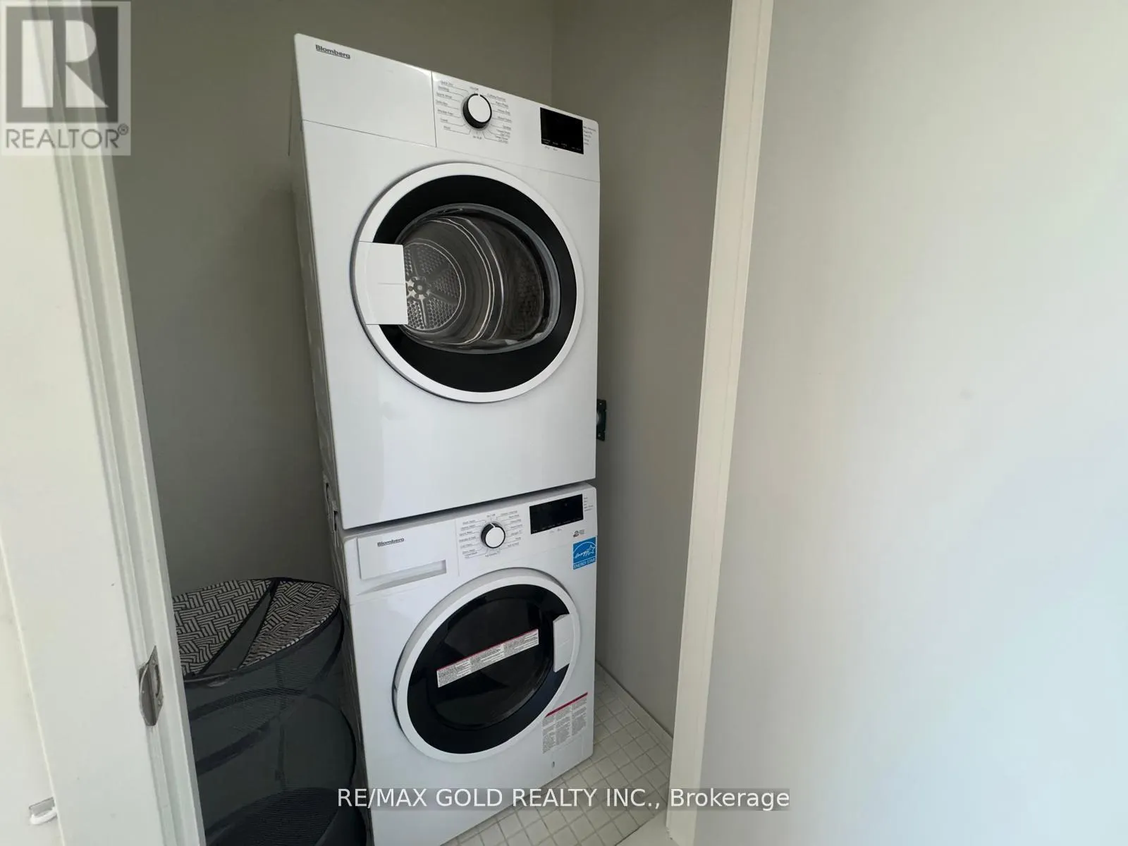 105 - 58 SKY HARBOUR DRIVE