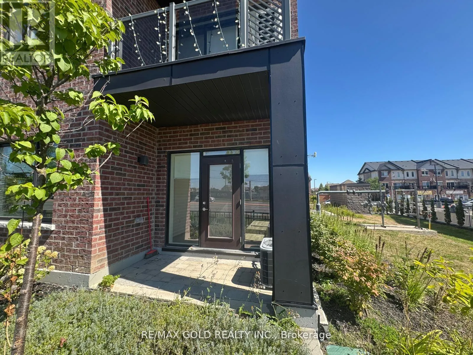 105 - 58 SKY HARBOUR DRIVE