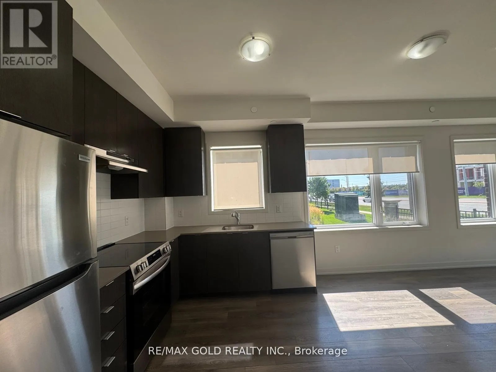 105 - 58 SKY HARBOUR DRIVE