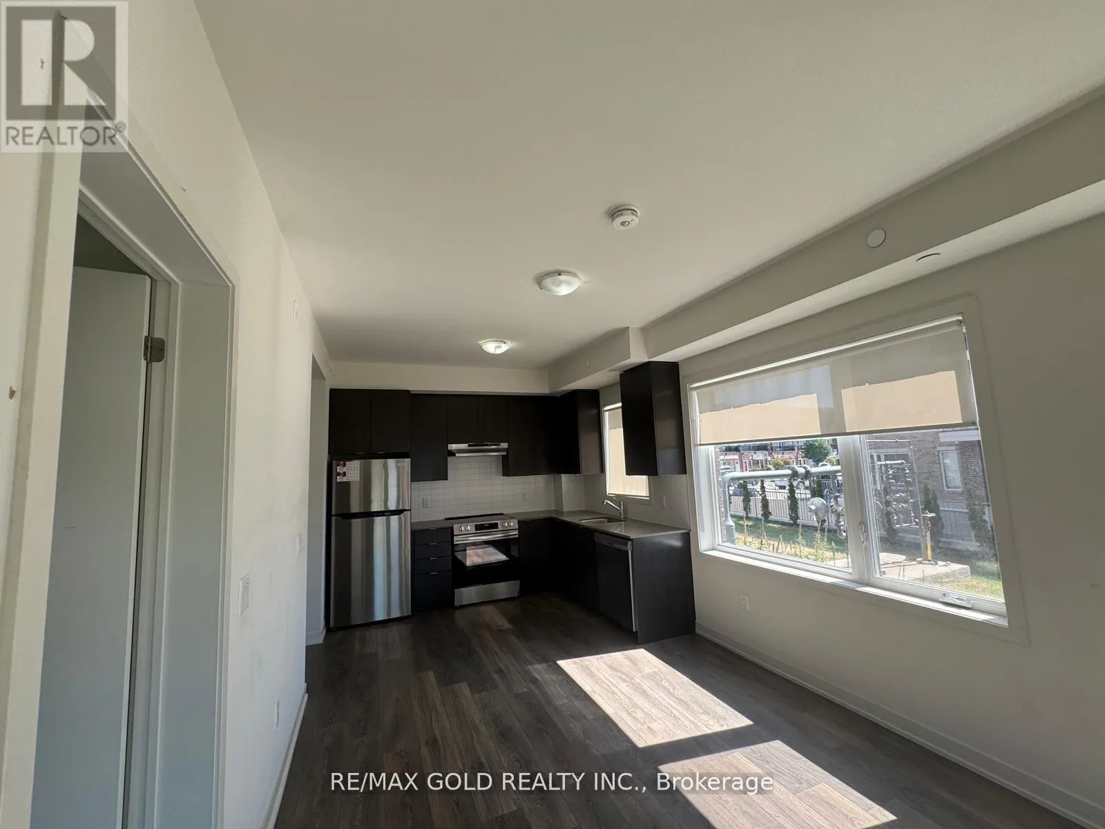 105 - 58 SKY HARBOUR DRIVE