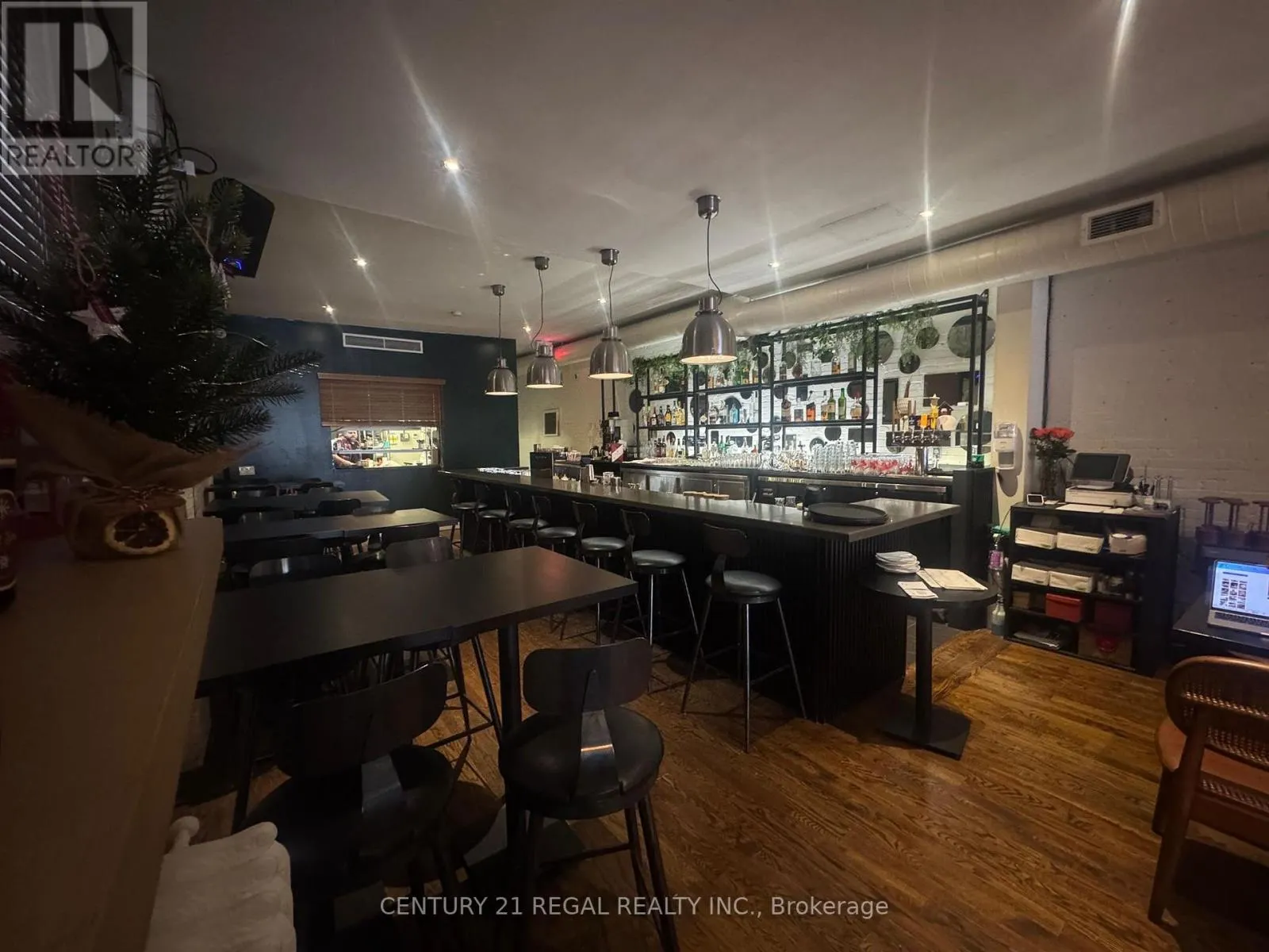 3047 DUNDAS STREET W