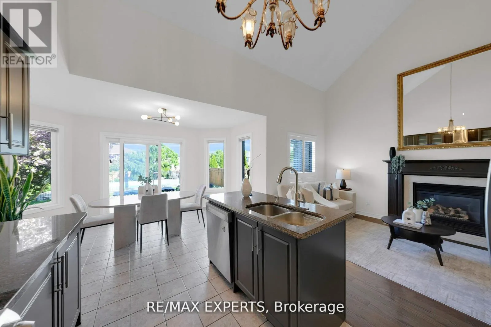 36 COUNTRY STROLL CRESCENT