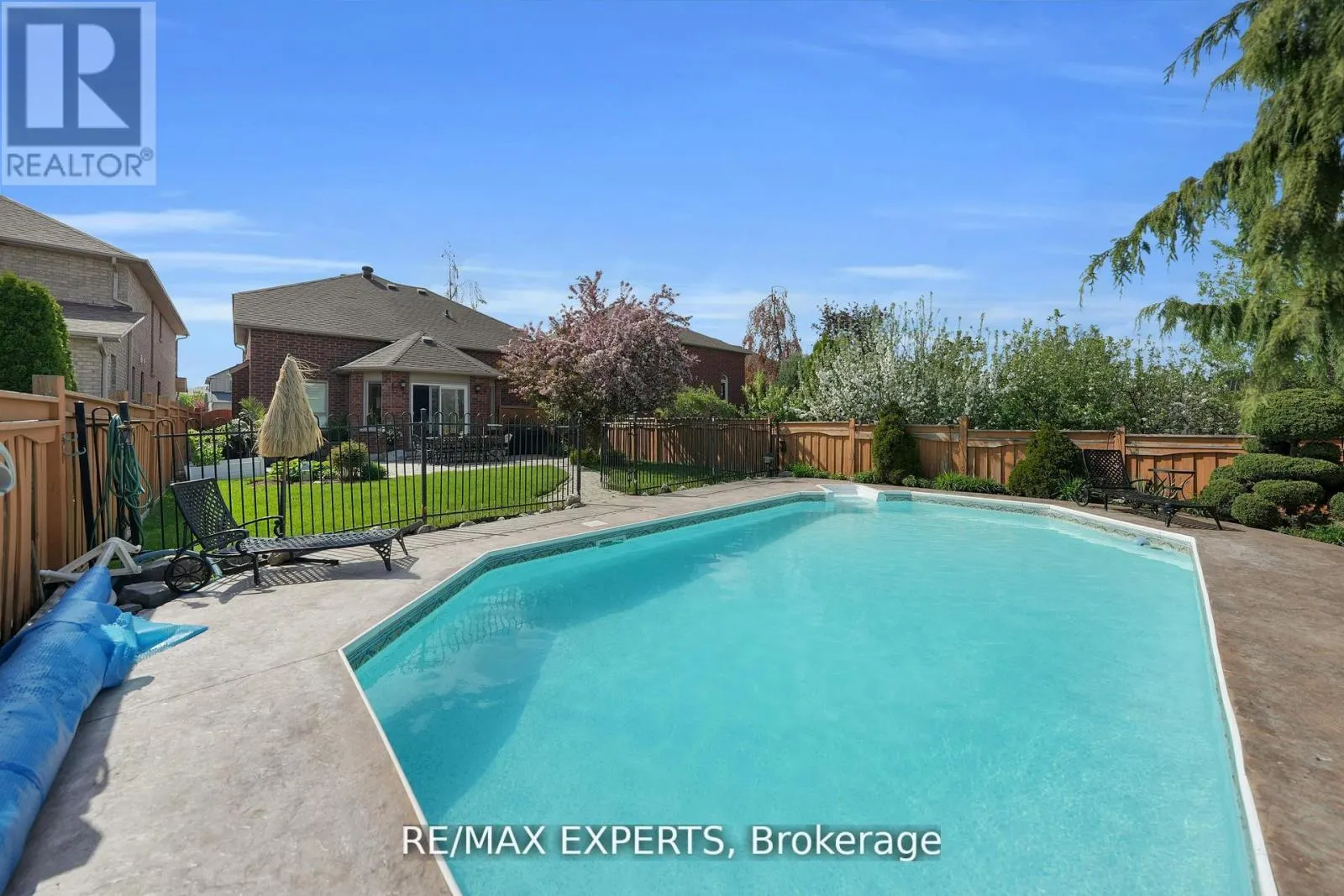 36 COUNTRY STROLL CRESCENT