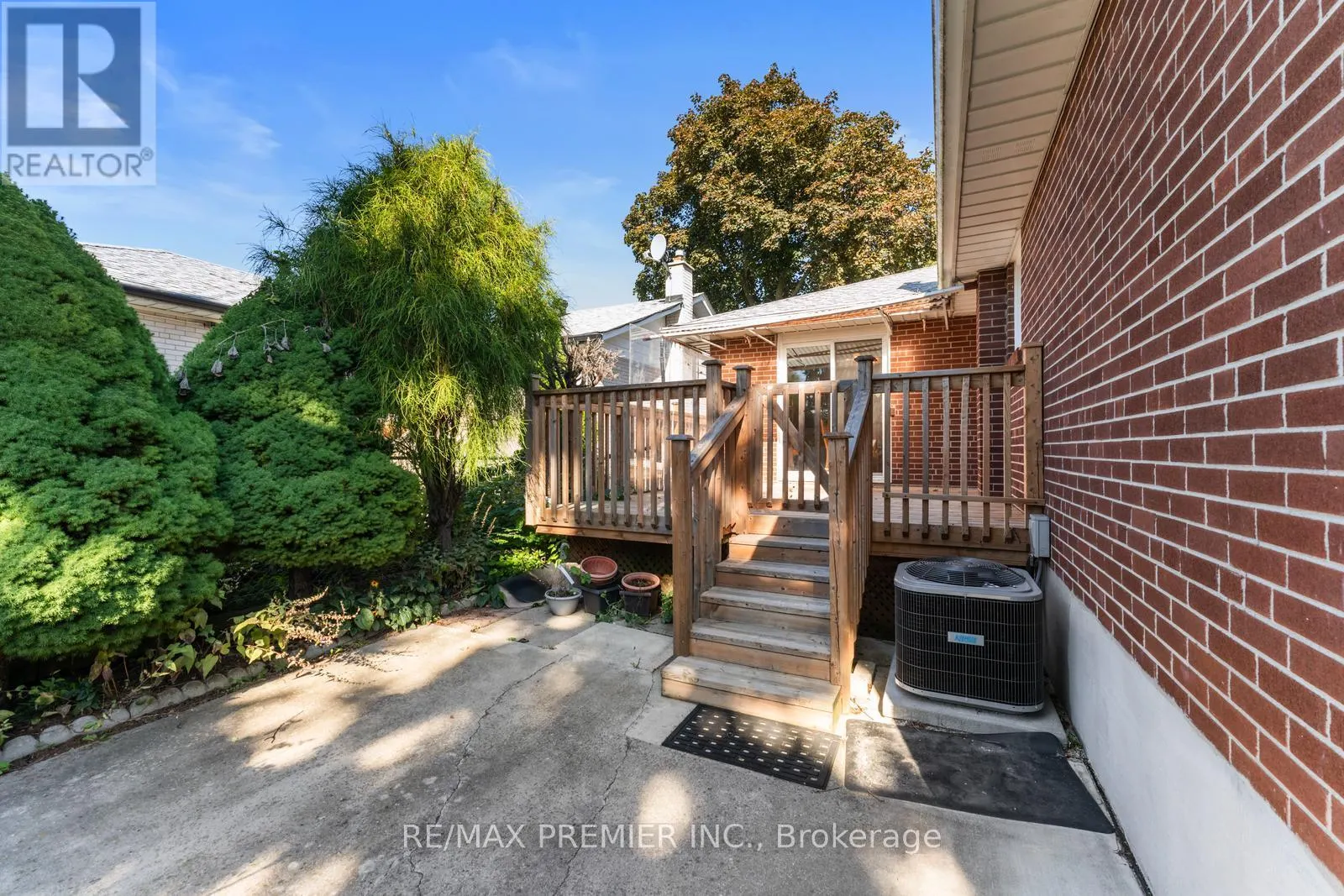219 LA ROSE AVENUE
