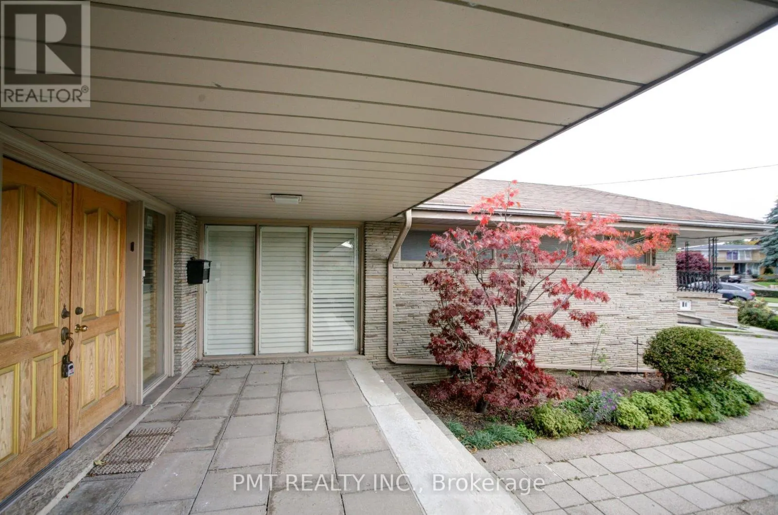 16 CAROUSEL COURT
