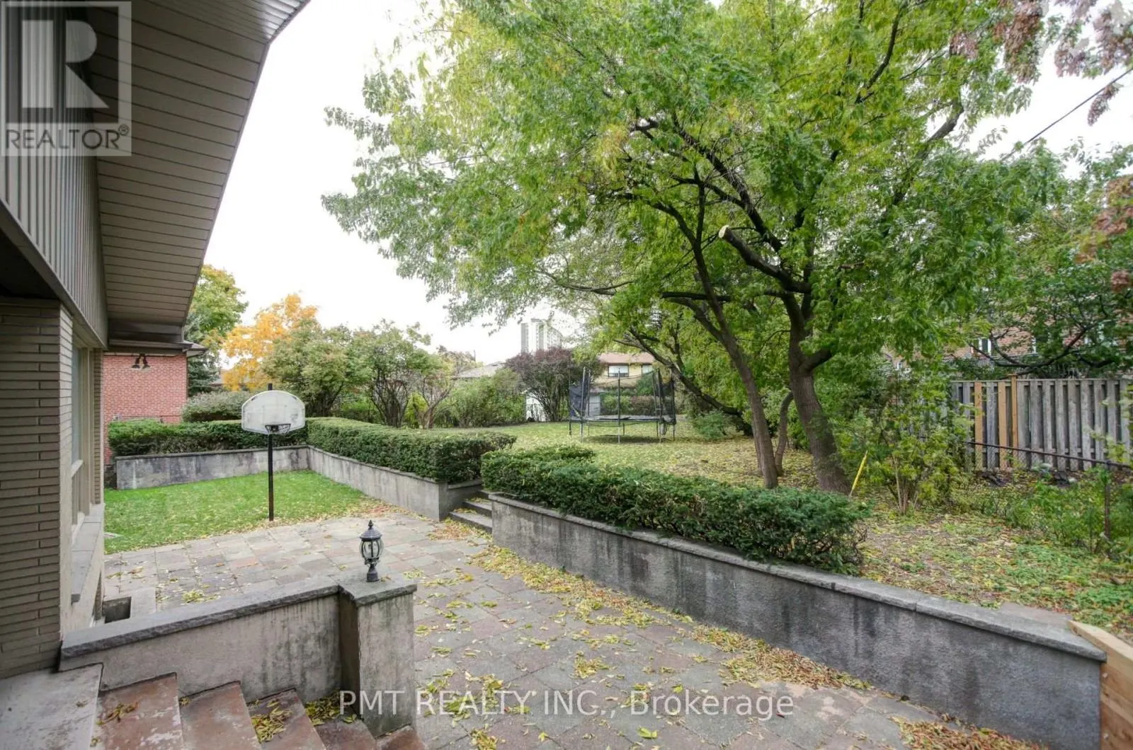 16 CAROUSEL COURT