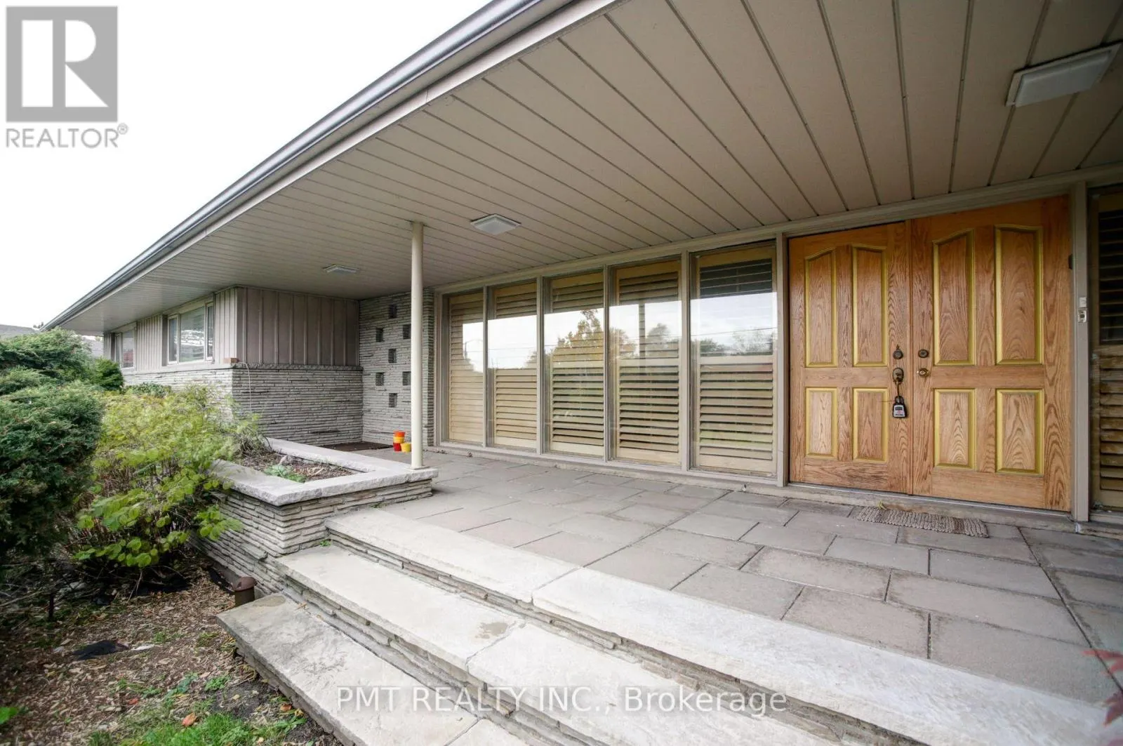 16 CAROUSEL COURT
