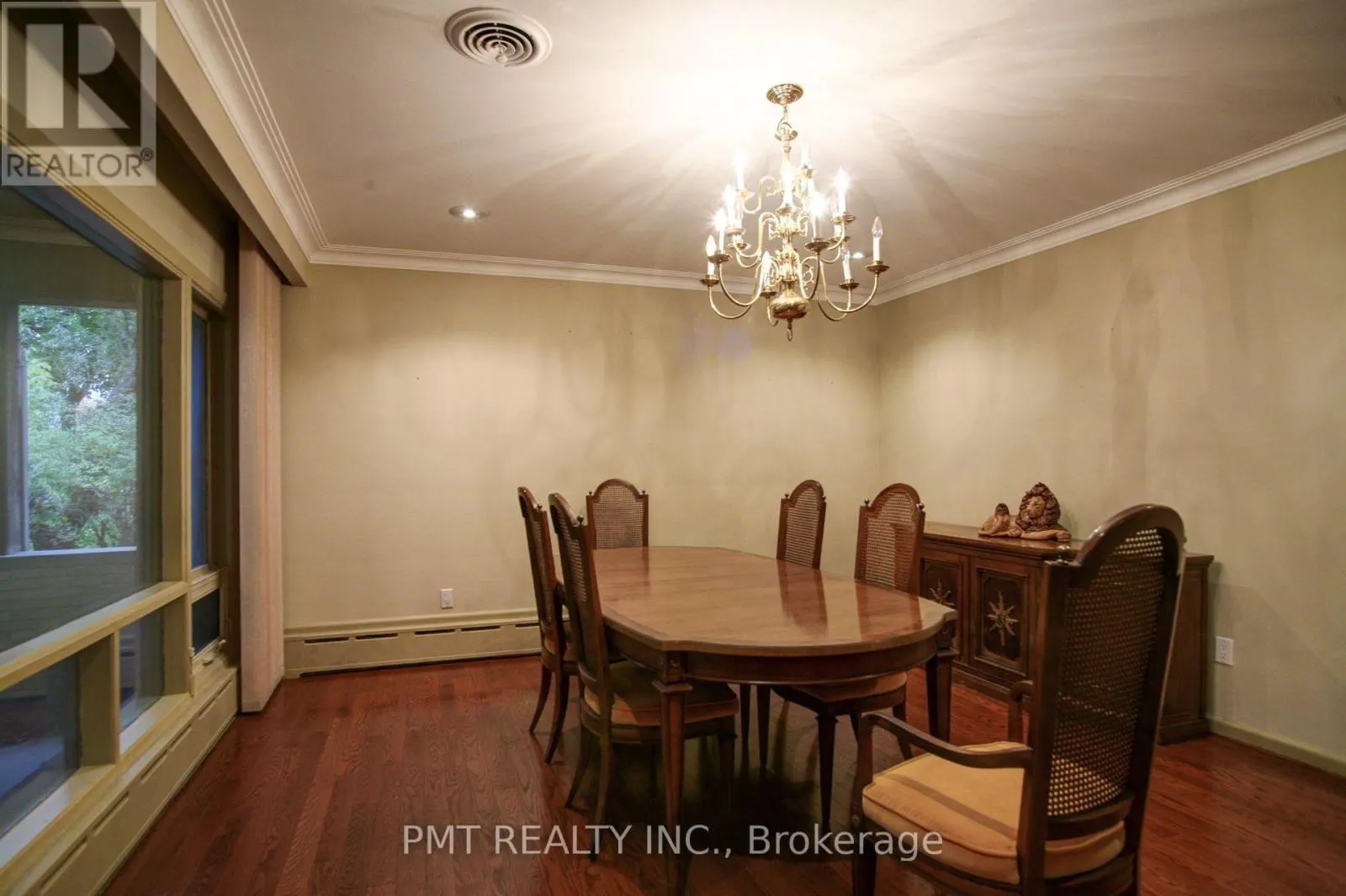 16 CAROUSEL COURT
