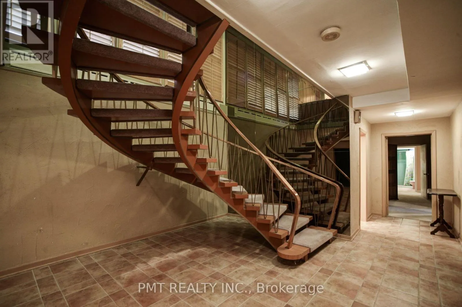 16 CAROUSEL COURT