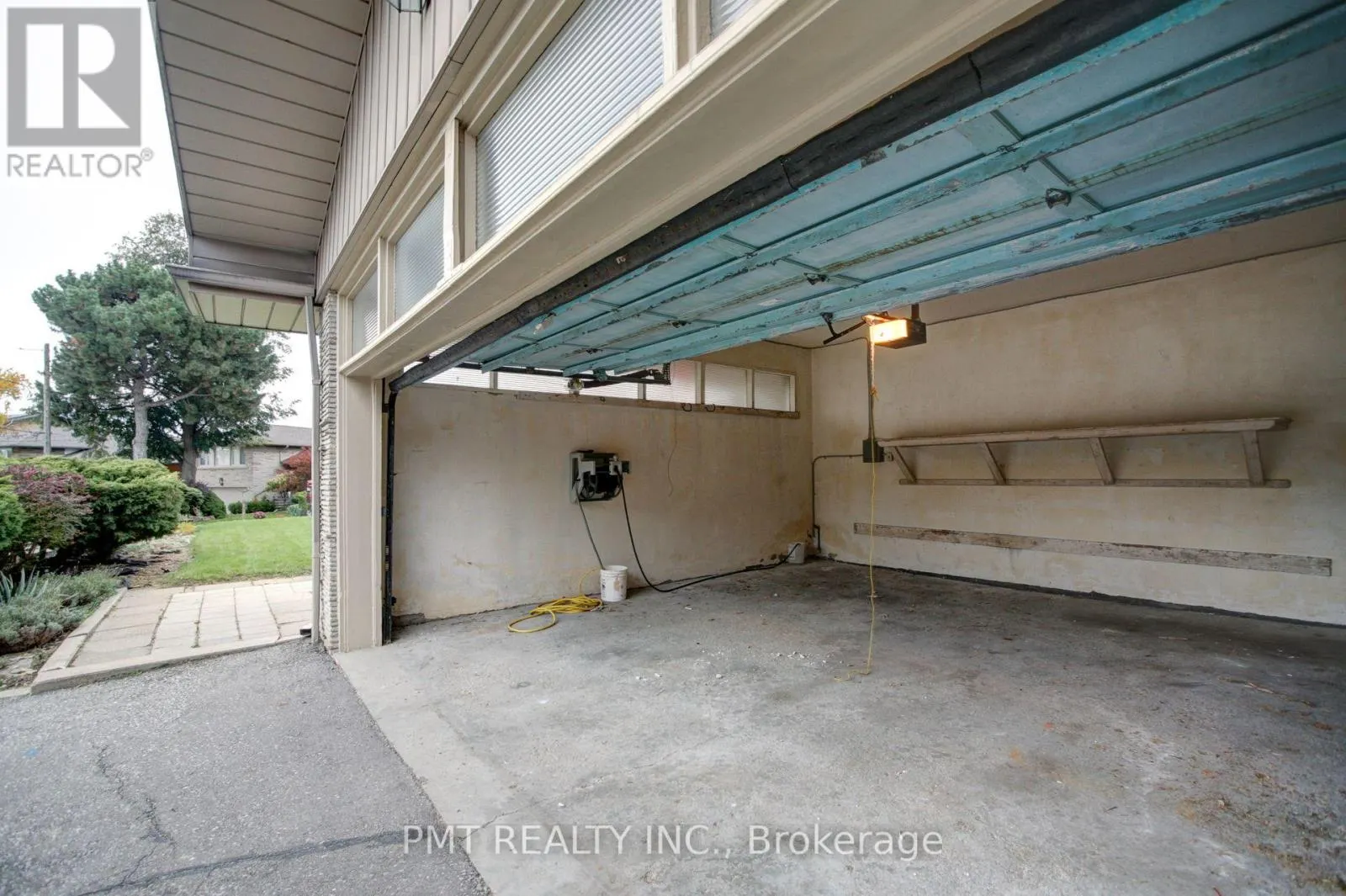 16 CAROUSEL COURT