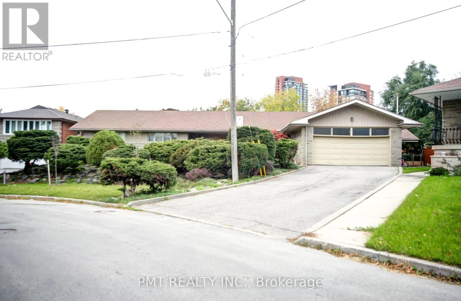 16 CAROUSEL COURT