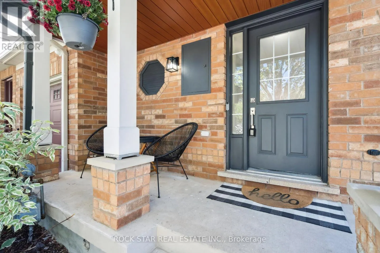 2438 BAINTREE CRESCENT