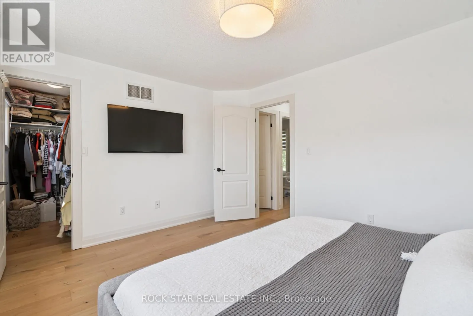 2438 BAINTREE CRESCENT