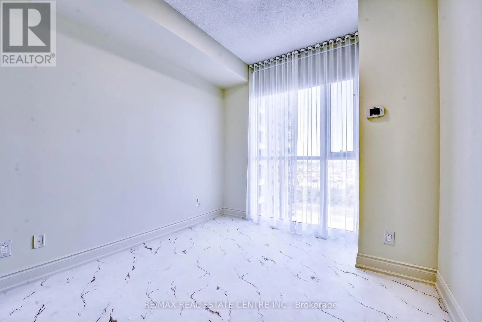 2116 - 339 RATHBURN ROAD W