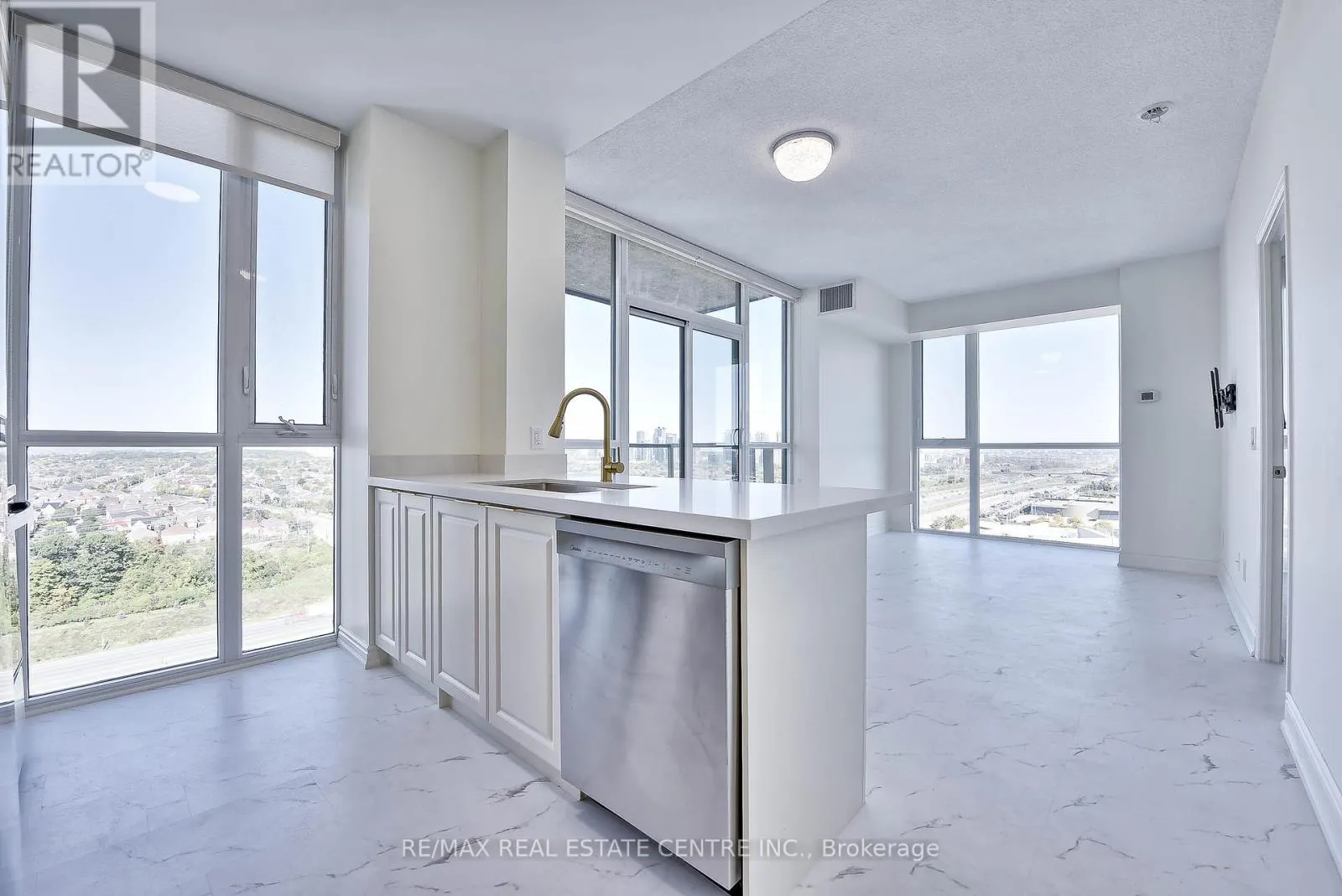 2116 - 339 RATHBURN ROAD W