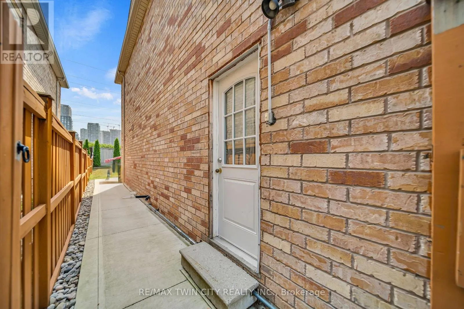 562 ORANGE WALK CRESCENT