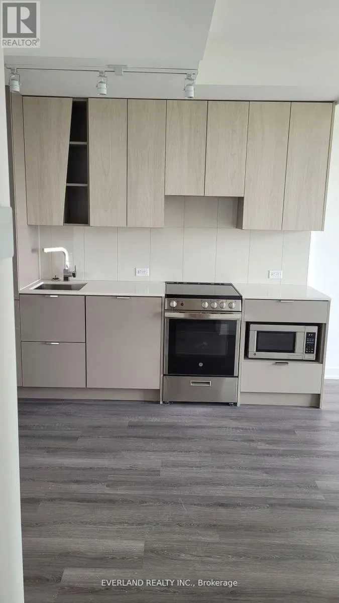 908 - 3883 QUARTZ ROAD
