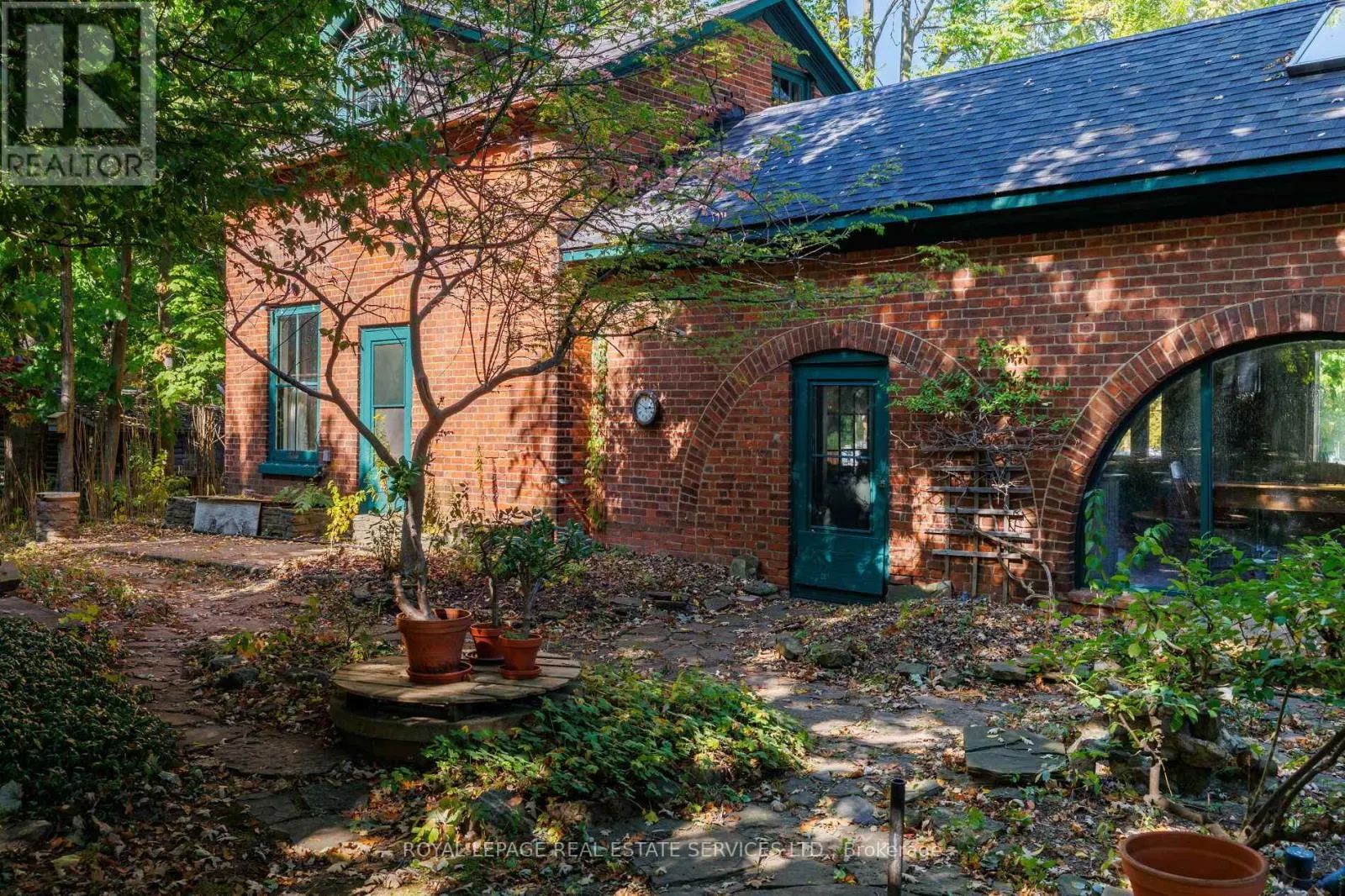 1506 ESTES CRESCENT