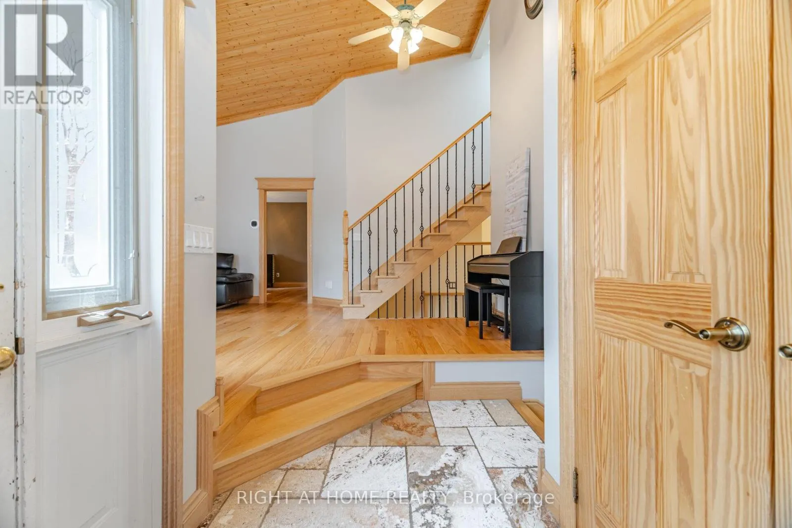 1241 LAKEBREEZE DRIVE