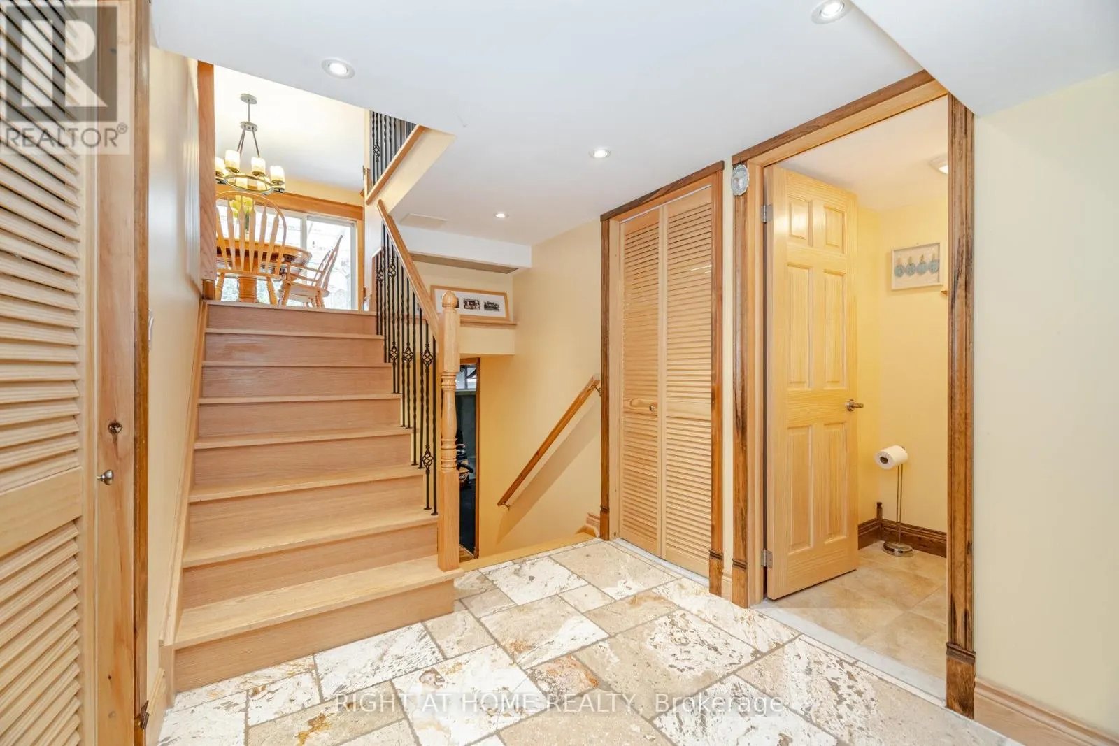 1241 LAKEBREEZE DRIVE