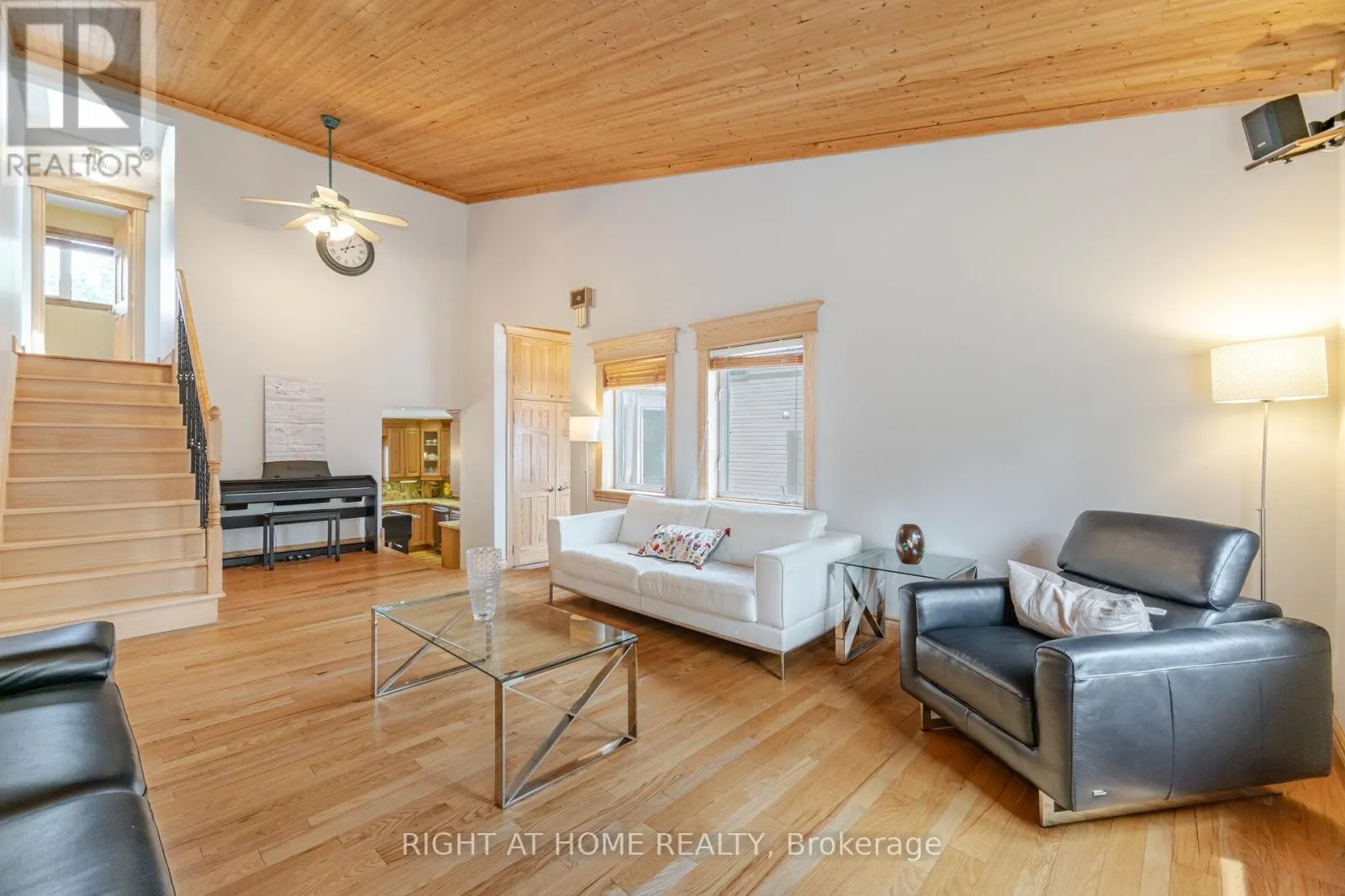 1241 LAKEBREEZE DRIVE