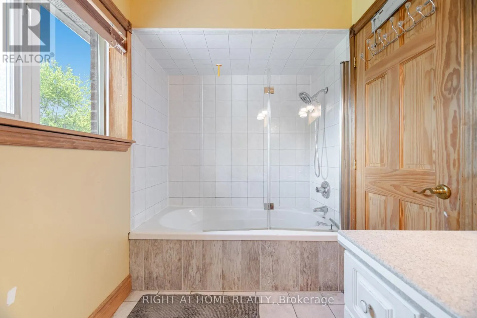 1241 LAKEBREEZE DRIVE