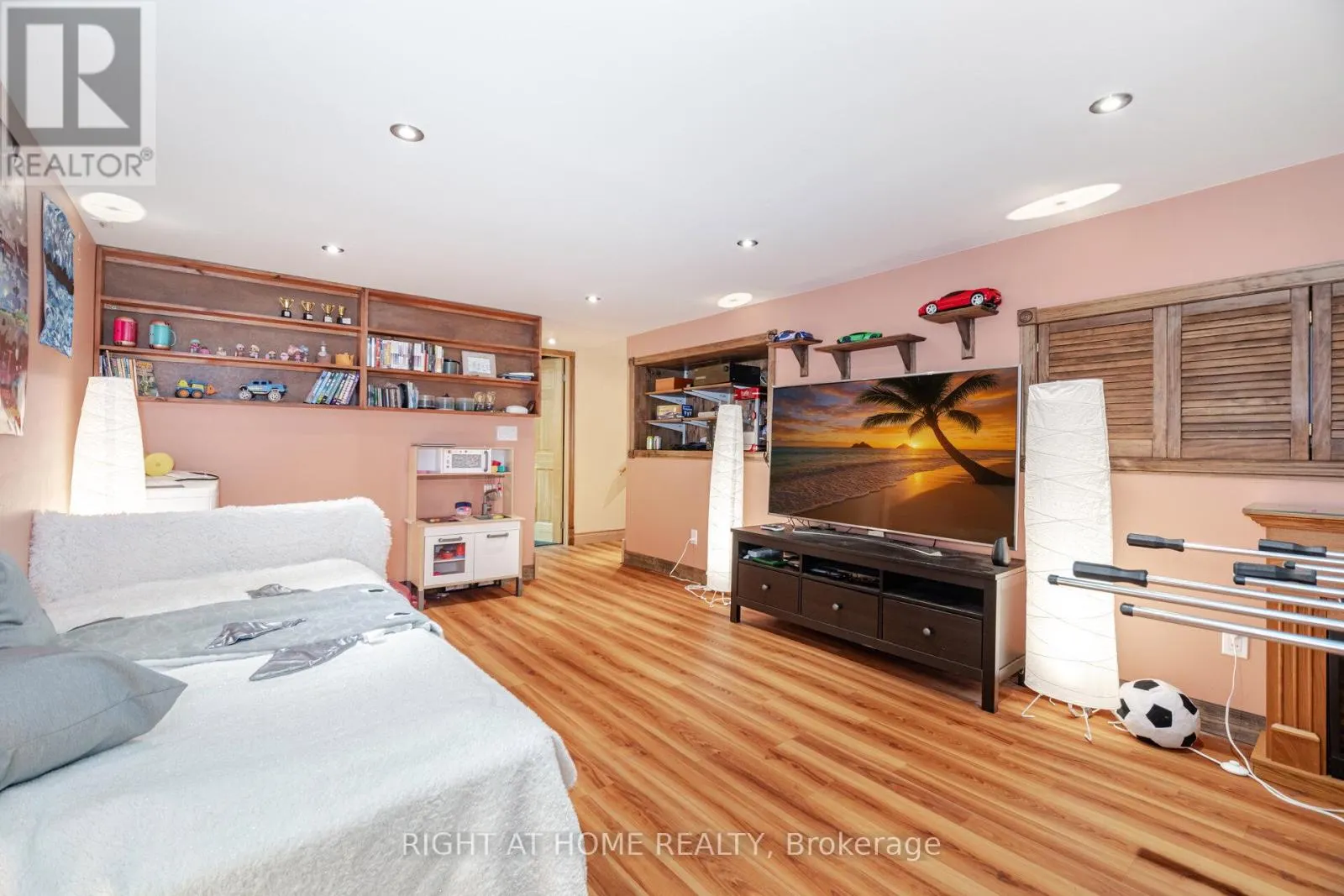 1241 LAKEBREEZE DRIVE