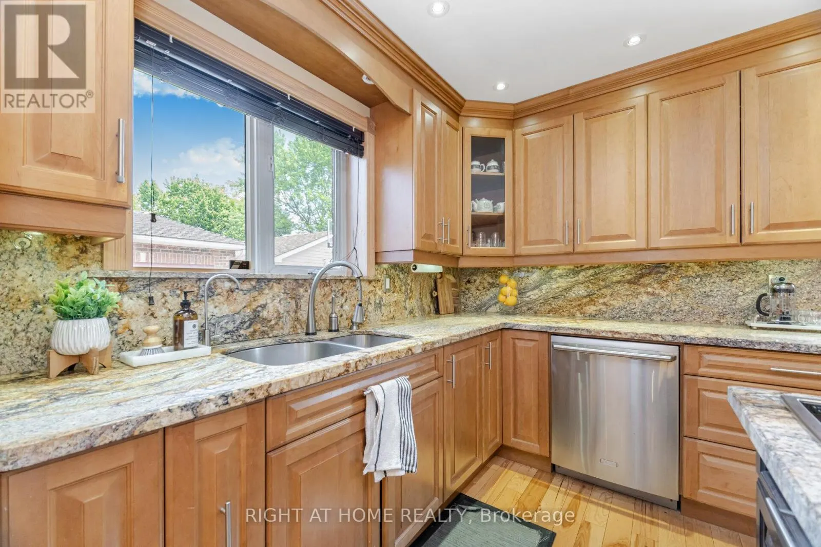 1241 LAKEBREEZE DRIVE