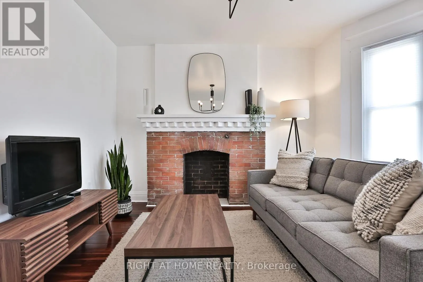 2 - 1365 LANSDOWNE AVENUE