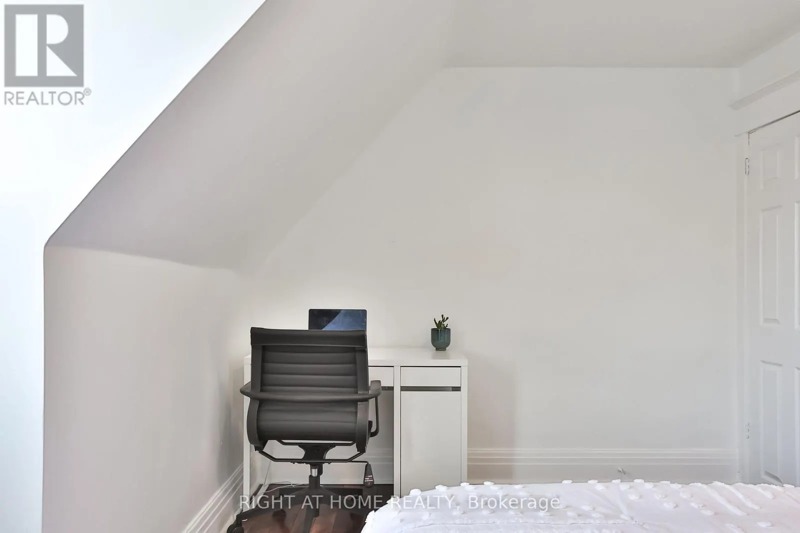 2 - 1365 LANSDOWNE AVENUE